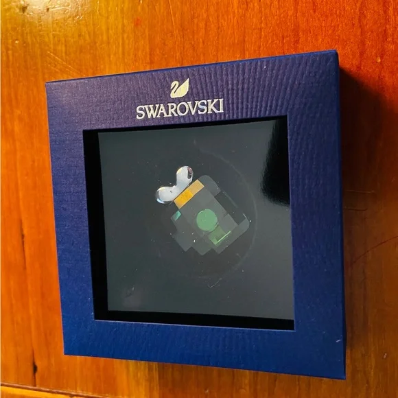 New in Box Swarovski Holiday Magnet - Picture 2 of 2